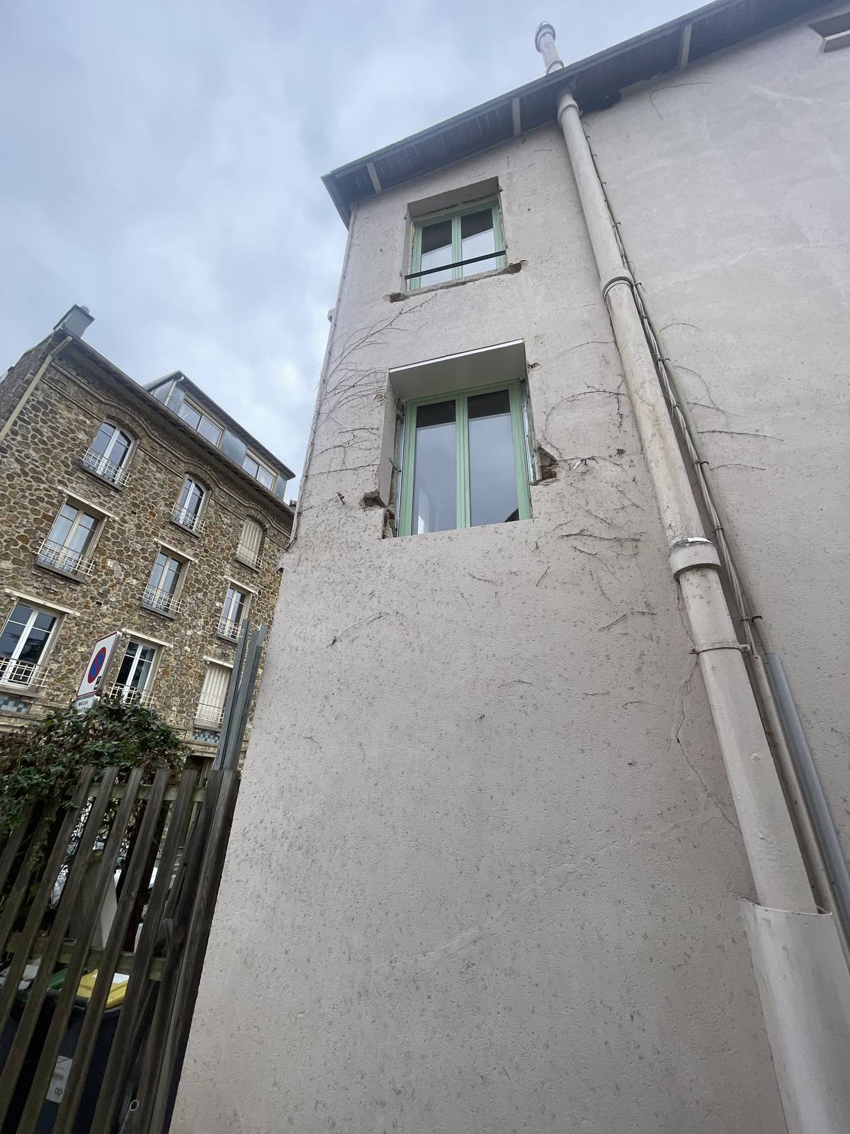 Façade avant travaux, enduit fissuré