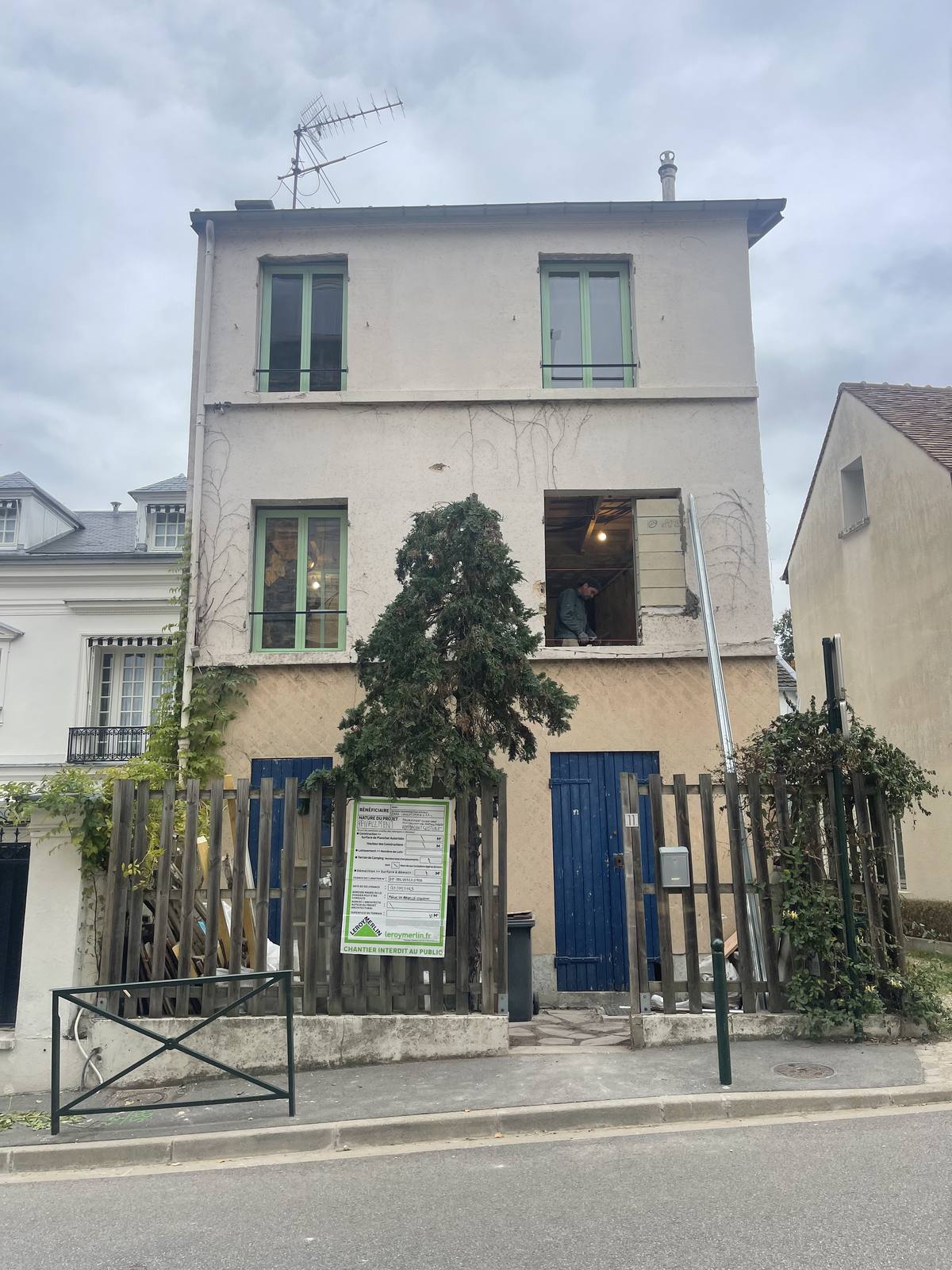 Façade avant travaux, permis de construire affiché