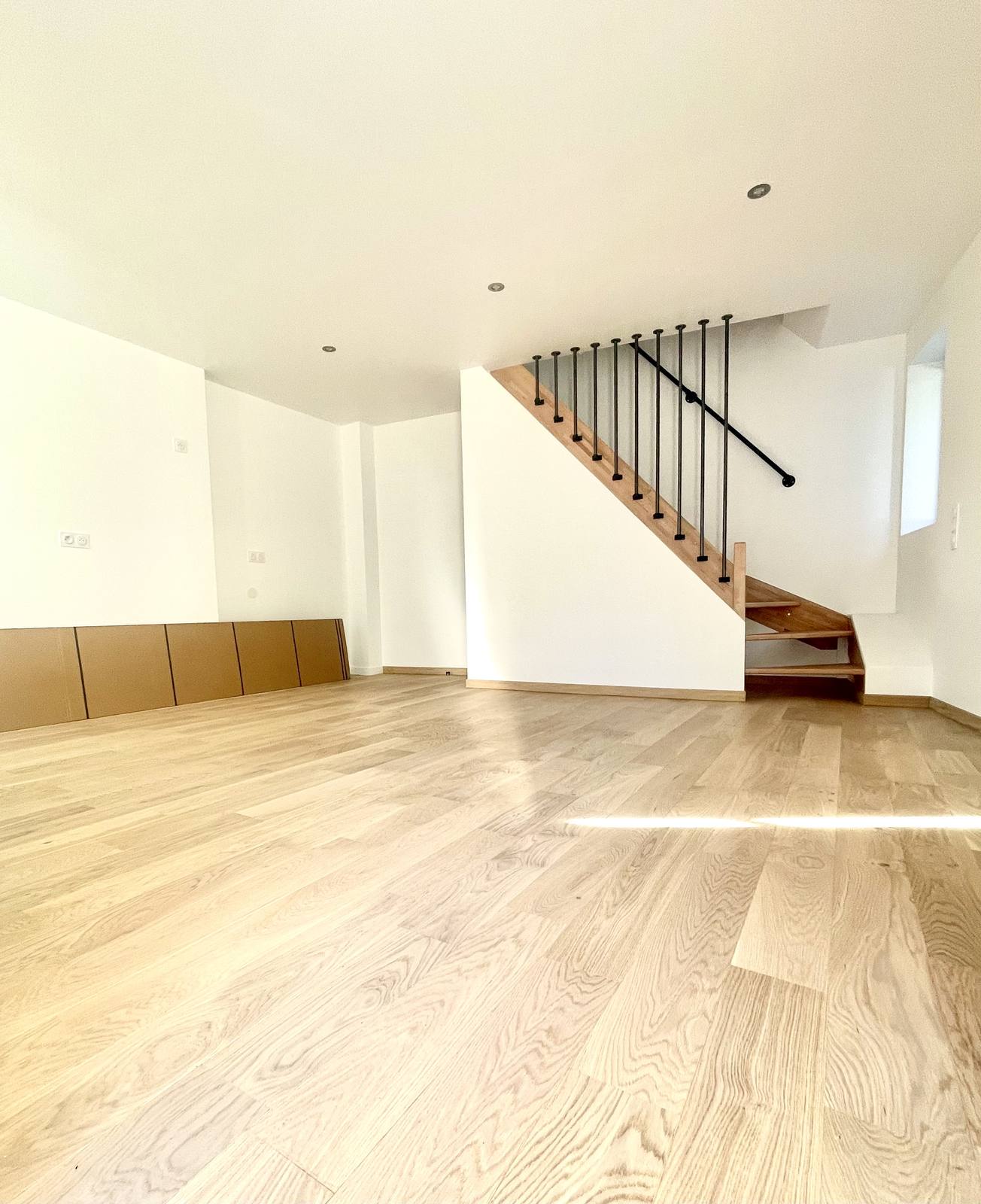 Salon avec escalier en bois sur-mesure