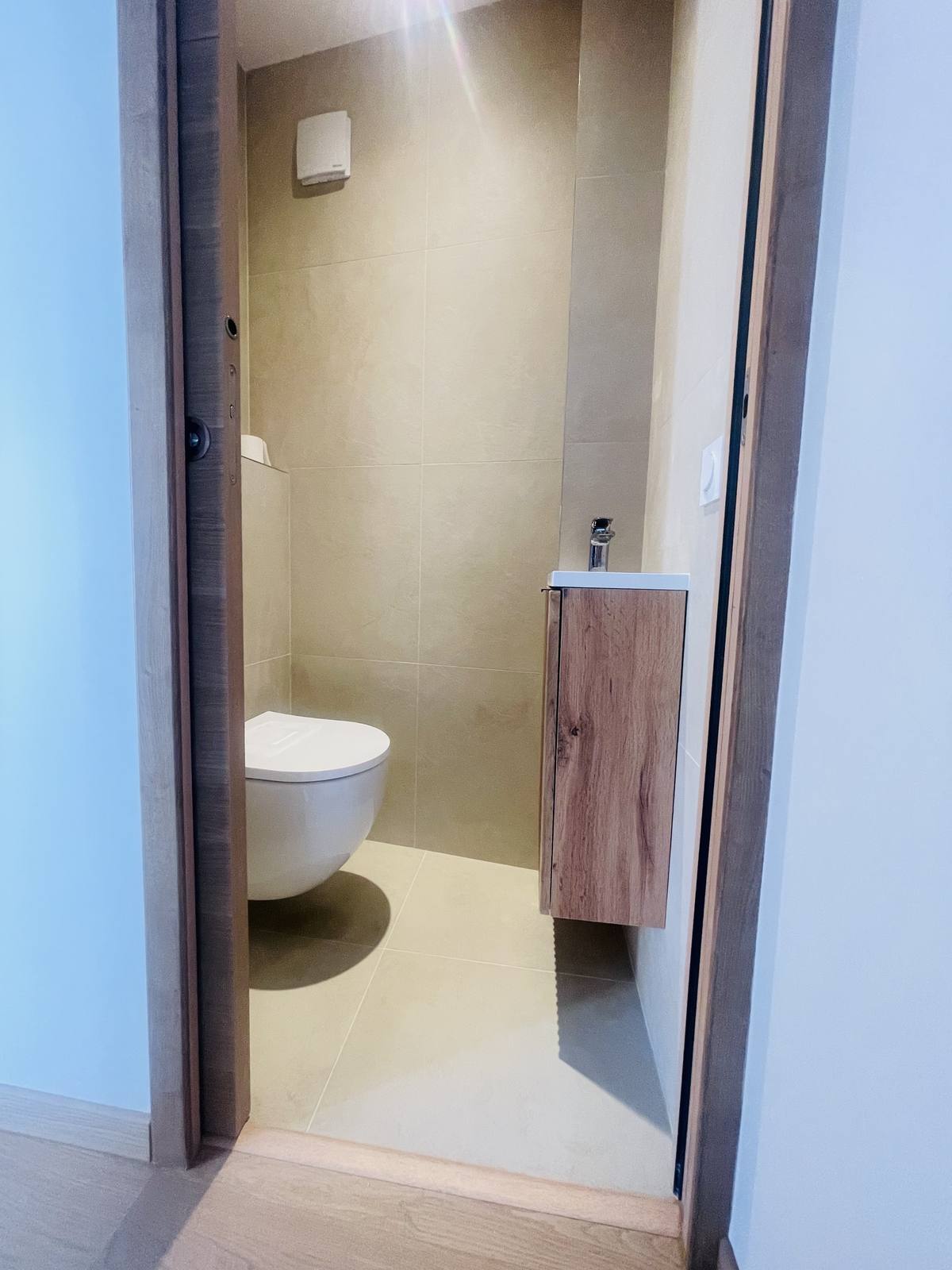 WC rénové, finitions beiges